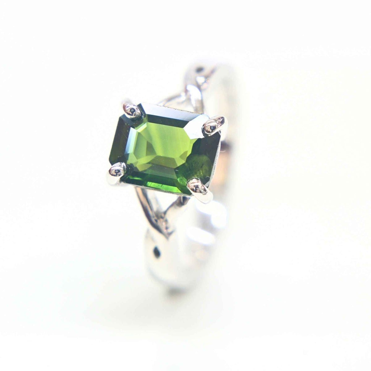 Verdant Grace – Emerald-Cut Green Sapphire Ring 18K